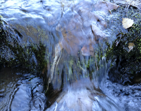 Strumień cały czas szumi