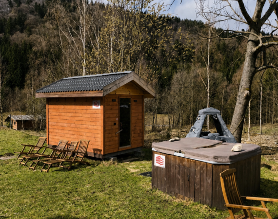 sauna zbiornik z logotypami